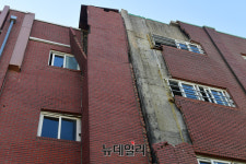 [포토] 폭탄맞은 듯한 포항 흥해중학교..임시휴교는 내일까지