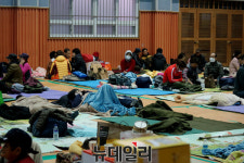 [포토] 포항지진 이재민들, “뜬 눈으로 밤 지새워”