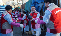 [포토] 세븐일레븐, 서울 아래성뒤마을 찾아 연탄나눔 봉사활동 진행