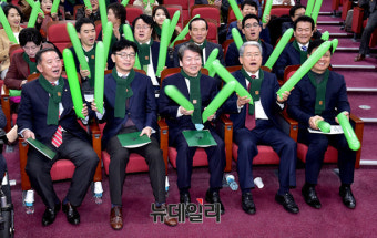 [포토] 국민의당 정당혁신 비전선포식 참석한 안철수