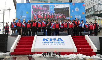 [포토] 전국의사 총궐기대회서 인사하는 비상대책위원들
