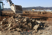청주 옥산면 소로리 성토 현장조사…폐기물 ‘수두룩’