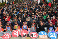 文 정부가 적폐…거리로 나온 전교조