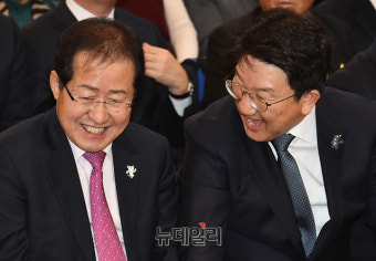 [포토] 대화 나누는 홍준표-권성동