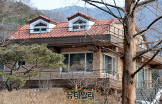 [포토] 시인 고은이 창작활동 이어온 문화향수의집