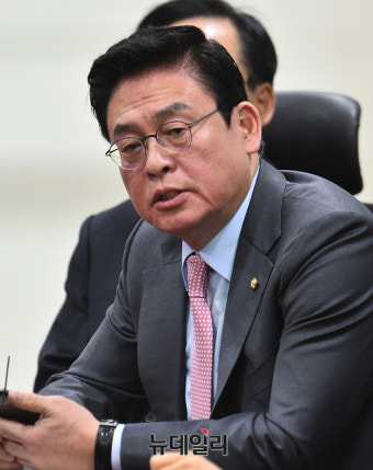 [포토] 중진의원 연석회, 발언하는 정우택