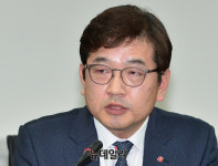 [포토] 김종인 롯데마트 대표 단순 지원보다 실효성있게 도울 것