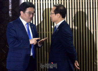 [포토] 문 열린 본회의장, 대화 하는 홍영표-우원식