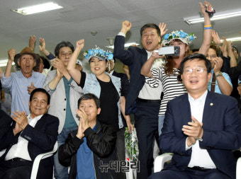 [포토] 출구조사 발표에 환호하는 이재명 캠프