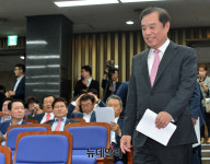 [포토] 긴급 의원총회 참석하는 김병준
