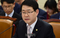 [포토] 답변하는 강정민 원자력안전위원회 위원장