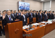 [포토] 선서하는 양수영 한국석유공사 사장
