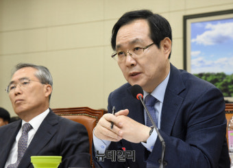[포토] 질문에 답하는 류장수 최저임금위원장