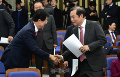 [포토] 의원총회 입장하는 김병준 비대위원장