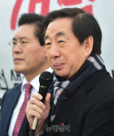 [포토] 청계천 찾은 김성태 자유한국당 의원