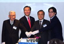 [포토] 축하떡 자르는 성윤모-서정선-조완규-임종윤