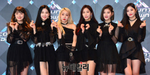 [포토] 걸그룹 페이버릿 블랙스커트 입고 엠카 출근