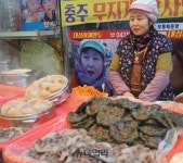 [전통시장] “사랑 밖엔 난 몰라~”…고객?상인 흥얼거리니 장사 ‘저절로’