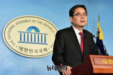 [포토] 기자회견 갖는 곽상도 자유한국당 의원