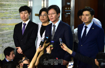 [포토] 국회 의안과 막아선 유승민·이혜훈·하태경·지상욱