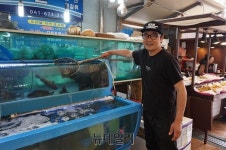 [전통시장] 안면도수산시장, 쫀득한 횟감에 조개구이… 관광객 ‘북적’