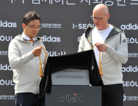 [포토] 안양천변 체육시설 완공 기념판 제막