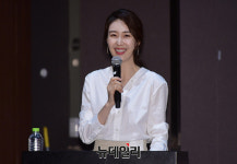 [포토] 출연배우 소개하는 최현정 아나운서