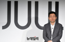 [포토] 쥴디바이스 판매관련  서명하는 이승재 쥴 랩스 코리아 대표