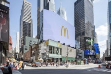 맥도날드, 뉴욕 타임스퀘어에 초대형 광고판 매장 오픈… 연 50억원 이상 효과 기대