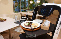 [포토] 로봇이 서빙하는 우아한형제들 메리고키친