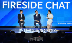 [포토] 대담 나누는 이대훈 농협은행장과 강원석 데이터유니버스 대표