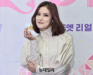 [포토] 거미, 설레게 하는 손 하트