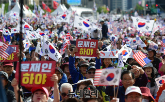[포토] 태극기 흔들며 '문재인-조국' 규탄하는 자유시민들