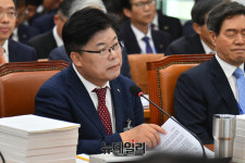 [포토] 의원들의 질문에 답하는 이석형 산림조합중앙회 회장