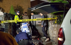 [포토] 설리 자택으로 옮겨지는 들것