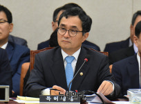 [포토] 질의 경청하는 박원주 특허청장