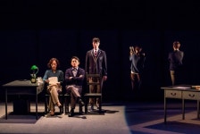 관객 상상력에 맡겨라…은밀한 글쓰기 맨 끝줄 소년