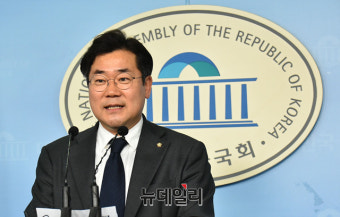 [포토] 브리핑하는 박찬대 더불어민주당 원내대변인