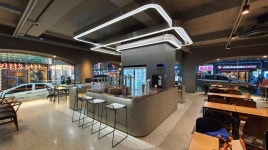 교촌치킨, 카페형 대형 매장 ‘종로1호점’ 오픈