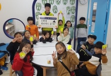 한국석유관리원, 횡성다문화지원센터에 안전용품 전달