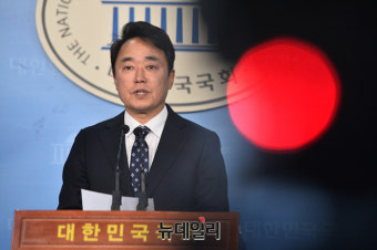 [포토] 청와대 비판 논평하는 박용찬 한국당 대변인