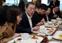 靑 이번엔 직장인과 점심 쇼… 칭찬, 박수, 농담, 웃음… 1시간 내내 文비어천가