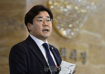 [포토] 민주당 의원총회 결과 브리핑하는 박찬대 원내대변인