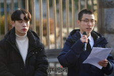 [포토] 정치편향 교육 규탄하며 기자회견 갖는 김화랑-최인호 학생