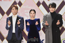 [포토] 수줍게 하트 포즈한 김신의-알리-민우혁