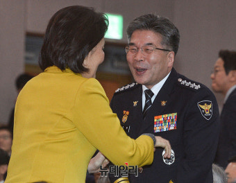 [포토] 정세균 총리 취임식, 대화하는 '박영선-민갑룡'