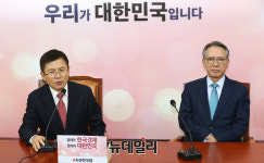 [포토] 환담 나누는 황교안-김형오