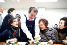 김충섭 김천시장, 무료급식소 공양방서 배식 봉사활동