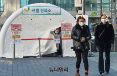 [포토] 코로나 선별 진료소 설치된 명동거리