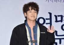 [포토] 손인사하는 배우 안승균